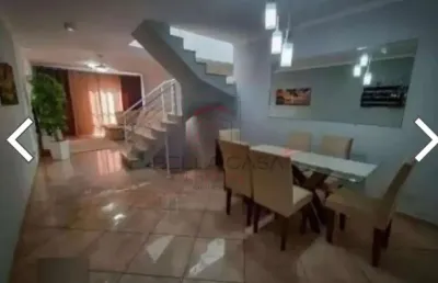 Sobrado a venda com 3 quartos e quintal no bairro da chacara mafalda