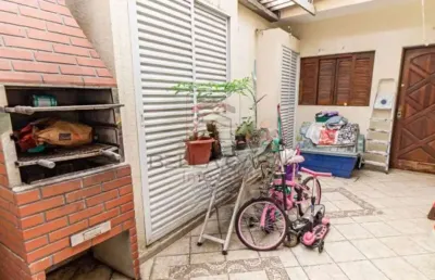Casa térrea  à venda com 140m², 3 quartos e 2 vagas, quintal, churrasqueira