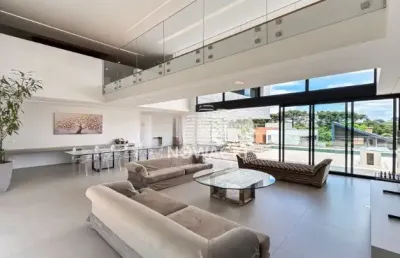 Casa de altissimo padrão em condomínio! possui 4 suítes e 4 vagas de garagem!