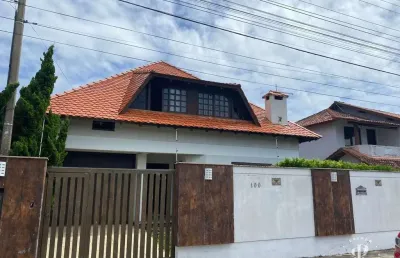 Lindo sobrado com 3 dormitórios e piscina no centro de tramandaí