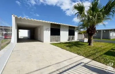 Casa reformada com 3 dormitórios e amplo pátio na zona nova