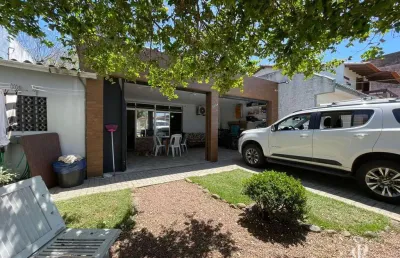 Excelente casa de 03 dormitórios sendo 01 suíte no centro de tramandaí.