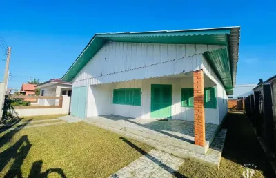 Excelente casa com 03 dormitórios no centro de tramandaí