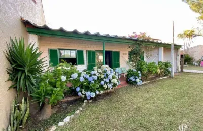 Residência composta por 3 dormitórios em tramandaí/rs.