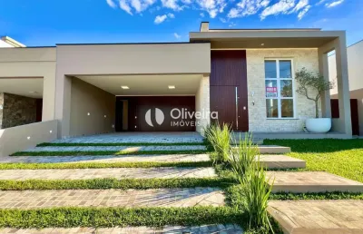 Belíssima casa em construção em condomínio fechado.