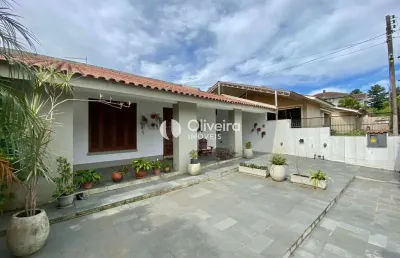 Casa semimobiliada com 03 dormitórios, sendo um suíte no bairro camobi!