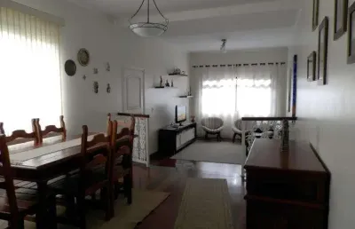 Lindo sobrado na região da saúde, com 4 dormitórios e 4 vagas. venha fazer uma visita.