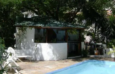 Sobrado no pacaembu. casa com vista para praça charles muller.