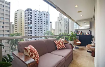 Reformado, 210m² de área útil, 4 dormitórios, sendo 3 suítes e 4 vagas de garagem!