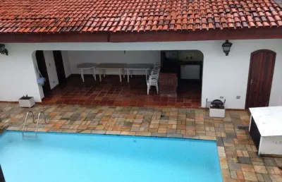 Casa com piscina nas imediações do palácio do governo. ótimo valor