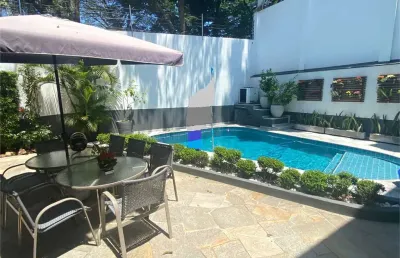 Casa reformada de esquina em estilo mediterrâneo 5 dormitórios