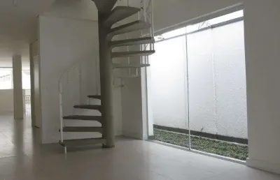 Sobrado, com  3 pavimentos, totalmente reformada, piso porcelanato  alto padrão!!