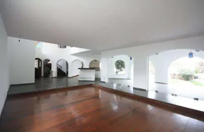 4 dormitórios, sendo 4 suítes, box blindex, banheira, área de serviço,