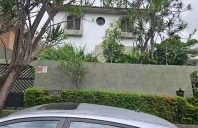Casa estilo colonial em perfeitas estado de conservação piso quente com tábuas corridas.