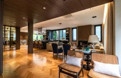 Casa em estilo inglês, moderna e sofisticada, excepcional localização, vende mobiliada.
