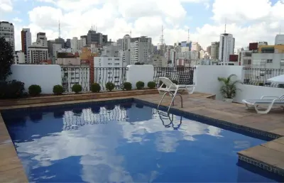 Jardim américa! apartamento reformado dois dorm. varanda e vaga. prédio 24h com piscina