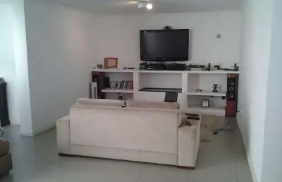 Casa   próximo    ao    clube pinheiros, clube hebraico e shopping iguatemi!!