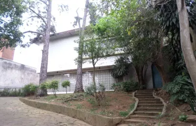 Imóvel num terreno de 1000 m2, com ambientes amplos e com excelente iluminação e ventilação natural
