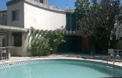 Casa clássica e espaçosa para venda ou locação – 5 dormitórios e 10 vagas em bairro nobre!