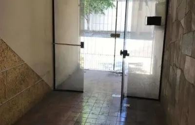 Sobrado com loja e entradas independentes, rua de grande movimento pedestres e veiculos,