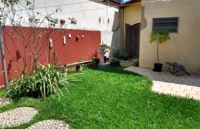 Casa térrea com muito quintal e portão automático !