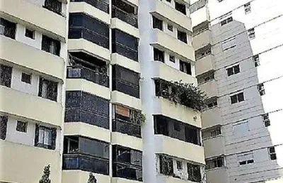 Living com sacada. apto com  4 dormitórios e 3 vagas de garagem. planta original