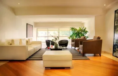 Apartamento moderno com salas amplas. duas quadras do ibirapuera- decorado por arquiteto renomado.