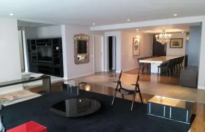Apartamento reformado em um dos bastiões da arquitetura contenporênea
