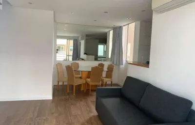 Apartamento duplex mobiliado para locação em moema de 70m² com 02 suítes, 02 vagas e lavabo.
