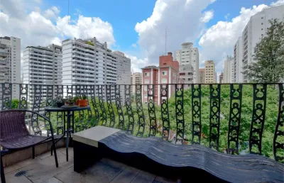 Apto reformado  uma planta maravilhosa com living e terraço amplos e espaços.