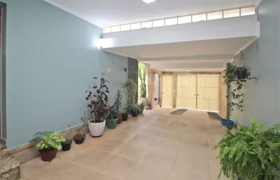 Sobrado isolado a venda no planalto paulista , em rua tranquila e arborizada.