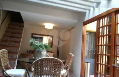 Sobrado impecável,  semi isolado ao lado do  clube sírio