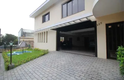 Sobrado bem conservado, construído pelo proprietário, térreo