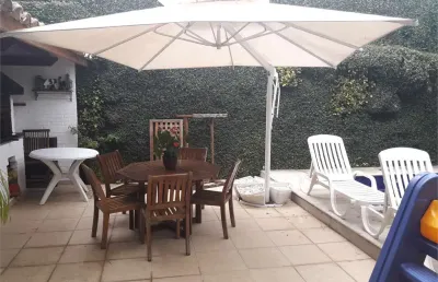 Sobrado em zona residencial, rua arborizada e com muita segurança !