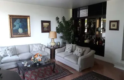 Apartamento com 220 m², 3 dormitórios sendo 1 suíte, 2 vagas.