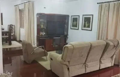 Apartamento com 4 dorm. 209m² de área util e um por andar. localizado em rua tranquila e arborizada.