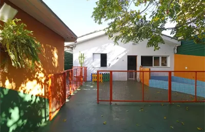 Casa comercial com renda! casa ampla com a terreno bem amplo,
