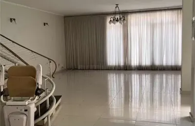 Sobrado com 3 dormitórios (1 suíte) e 5 vagas de garagem no bosque de saúde, imperdível.