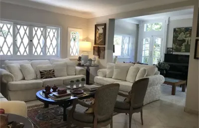 Casa à venda de 550 m² no pacaembu com 3 suites e 4 vagas.