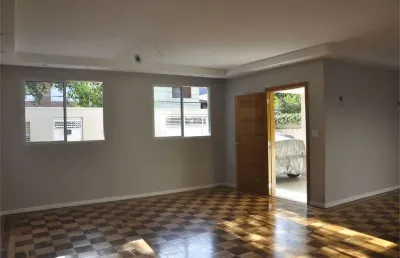 Casa térrea com 3 dormitórios, 2 vagas e piscina recém reformada no campo belo