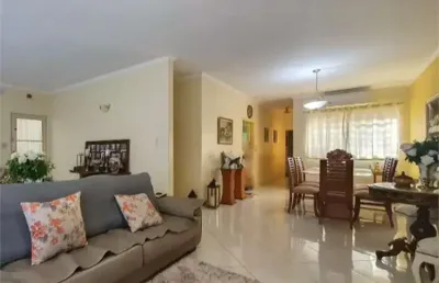 Ampla casa com 4 quartos no coração de vila mariana