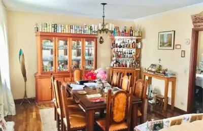 Casa térrea no alto da lapa , 3 dormitórios , 1 suite e 3 vagas de garagem .