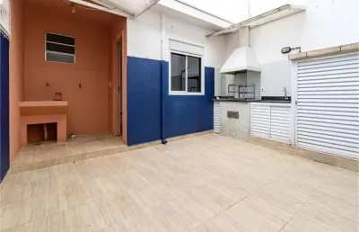 Sobrado inteiro reformado no campo belo. 3 dormitórios, sendo 1 suíte máster com hidromassagem.