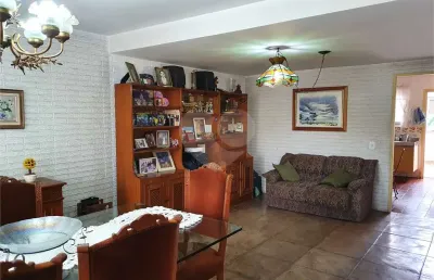 Sobrado , 4 dormitórios com 225 de área construída , 4 vagas .