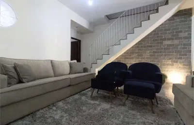 Casa com 4 dormitórios, 3 suítes, quintal, cozinha americana e solarium.