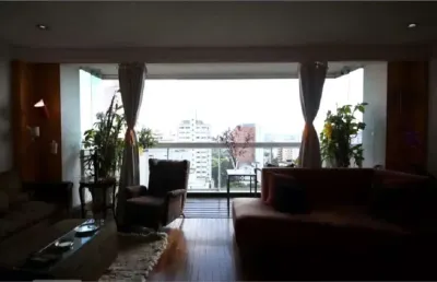 Apartamento com 203 m², 4 dorm. 1 suite e 2 vagas de garagem.
