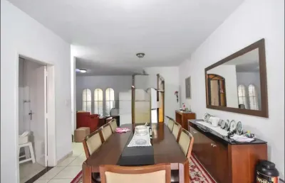 Casa no brooklin com 3 dormitórios, 2 vagas, próximo ao metro, rua tranquila e arborizada
