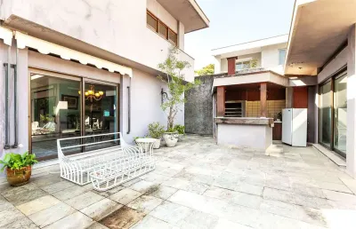 Brooklin paulista na melhor rua, casa alto padrão, terreno 1.000m², com total segurança.