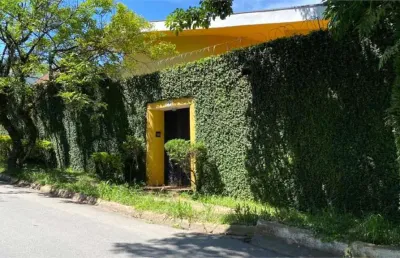 Excelente residência com 349m² em rua arborizada e muito cobiçada na região do morumbi.