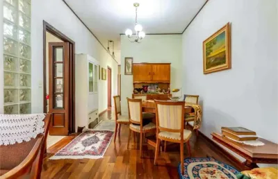 Casa com 3 dormitórios, 1 suíte, 2 banheiros e 2 vagas na saúde.